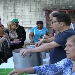 Voluntários paulistanos servem refeições para moradores de rua em SP