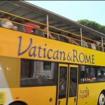 Embarque com nossa equipe em um passeio de ônibus pelas ruas de Roma
