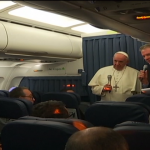 Papa Francisco é entrevistado durante voo de volta para Roma