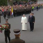 Em Riga, Papa faz momento de silêncio no Monumento da Liberdade
