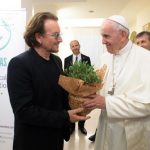 Bono Vox visita o Papa e apoia Scholas Occurrentes