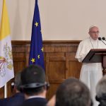 Papa chega à Letônia e se encontra com autoridades do país