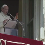 Papa distribui presentes para quem foi no Angelus no fim de semana