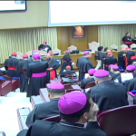 Bispos debatem no Sínodo migrações e a perseguição religiosa