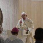 Papa critica doença do consumismo e incentiva generosidade material