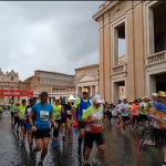 Em Roma, atletas animados participam da corrida de Todos os Santos