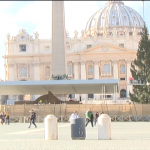 Praça de São Pedro começa a ser preparada para o Natal
