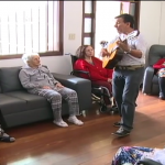 Estudo revela que música se torna aliada no tratamento com idosos