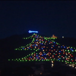 Na Itália, árvore de Natal atraí a atenção de milhares de turistas