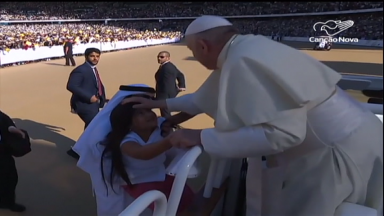 Coragem de menina impressiona Papa Francisco nos Emirados Árabes