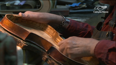 Conheça a arte da restauração de violinos e a história de um Luthier