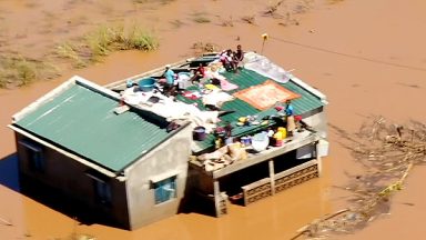 Moçambique: 15 mil pessoas continuam desabrigadas à espera de resgate