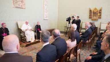 Papa a pediatras: humanidade de Jesus seja modelo ao atender crianças