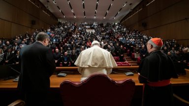 Papa aos estudantes: fraternidade universal salva do individualismo