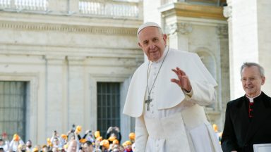 No dia do seu onomástico, Papa doa seis mil terços a jovens de Milão