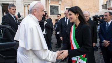 Papa visita o Capitólio: Roma é cidade de pontes, jamais de muros