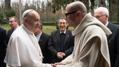 Papa Francisco se reúne a outros bispos para retiro espiritual