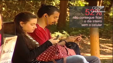 Brasileiros não ficam um dia inteiro longe do celular, afirma pesquisa