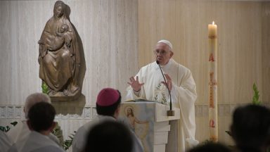 Na Missa, Papa pede que cristãos se abram à voz do Senhor
