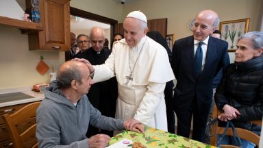 Sexta-feira da Misericórdia: Papa visita doentes com Alzheimer