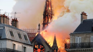 Incêndio atinge a Catedral de Notre Dame, em Paris