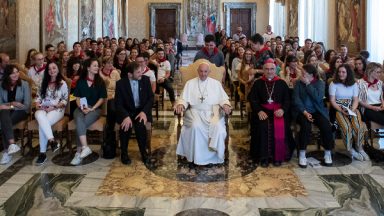 “Sejam construtores de pontes entre as pessoas”, diz Papa aos jovens