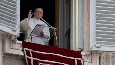“Quando falamos mal dos outros, lançamos pedras”, afirma Papa