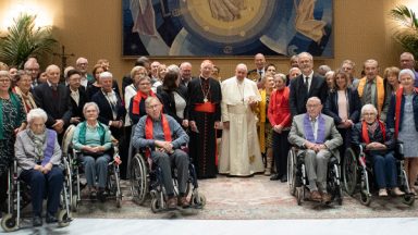 Papa recebe no Vaticano coral de pessoas com doença de Alzheimer