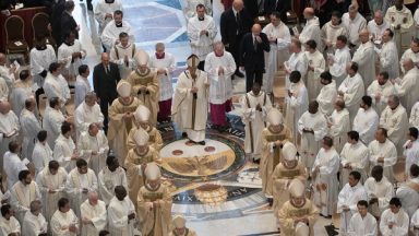 Papa doa aos sacerdotes livro com suas homilias nas Missas Crismais