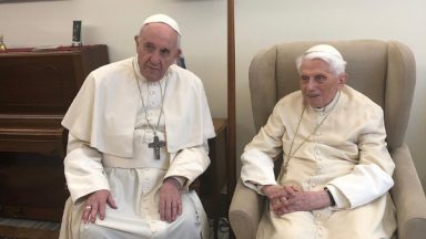 Papa Francisco visita Bento XVI e o felicita pela Páscoa e aniversário