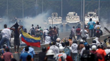 Após anúncio de Guaidó, confrontos são registrados em Caracas