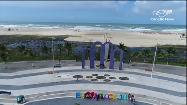 Em Sergipe fiéis realizam Via-Sacra na orla da praia