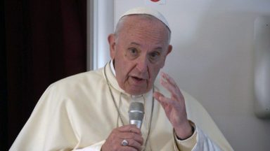 Em entrevista, Papa Francisco critica a violência contra a mulher