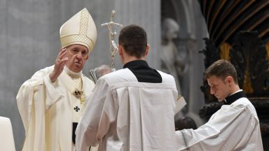 Papa ordena 19 sacerdotes: 