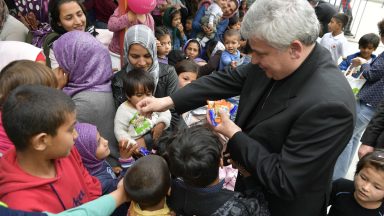 Papa doa 100 mil euros à Cáritas Hellas para ajudar os migrantes