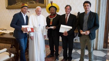 Papa Francisco recebe líder indígena brasileiro no Vaticano