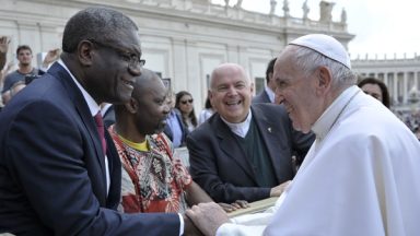 Papa Francisco cumprimenta o Nobel da Paz: Denis Mukwege