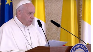 Papa na Romênia: uma sociedade é civil quando cuida dos mais pobres