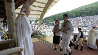 Em seu segundo dia na Romênia, Papa parte para Bacau