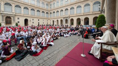 Crianças encontram o Papa Francisco no Vaticano