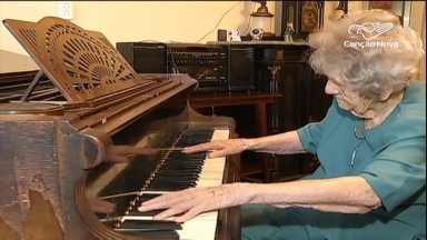 Com entusiasmo, polonesa de 108 anos supera idade ao som do piano