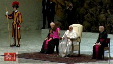 Menina rouba a cena na Audiência Geral e Papa faz reflexão