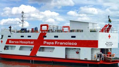 Barco-Hospital Papa Francisco distribui cestas básicas