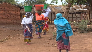 Moradores de Moçambique contornam adversidades com fé, alegria e trabalho