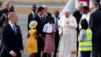 Papa é recebido em Madagascar com cerimônia festiva