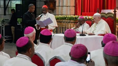 Papa pede aos bispos atenção aos pobres e proximidade aos sacerdotes