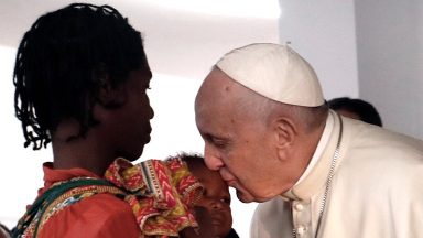 Papa Francisco visita hospital na periferia de Maputo