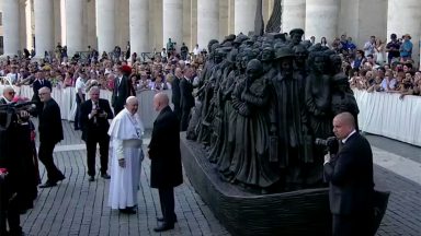 Papa revela escultura em bronze em homenagem aos refugiados