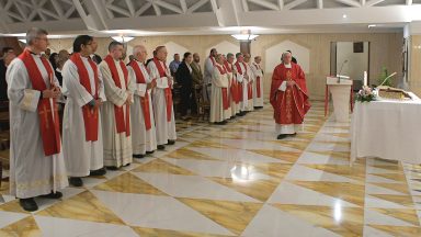 Menos insulto e mais oração pelos governantes, pede Papa