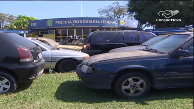 Carros apreendidos por irregularidades lotam pátios da PRF